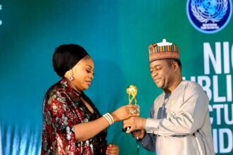 Kogi ACReSALCoordinator recieving her award