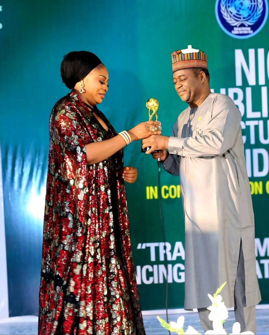 Kogi ACReSALCoordinator recieving her award
